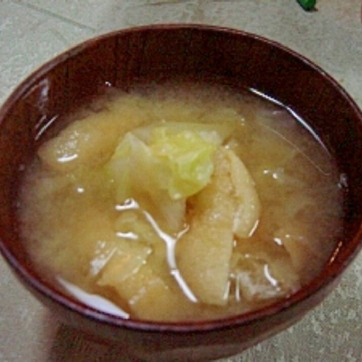 春キャベツと油揚げの♪お味噌汁